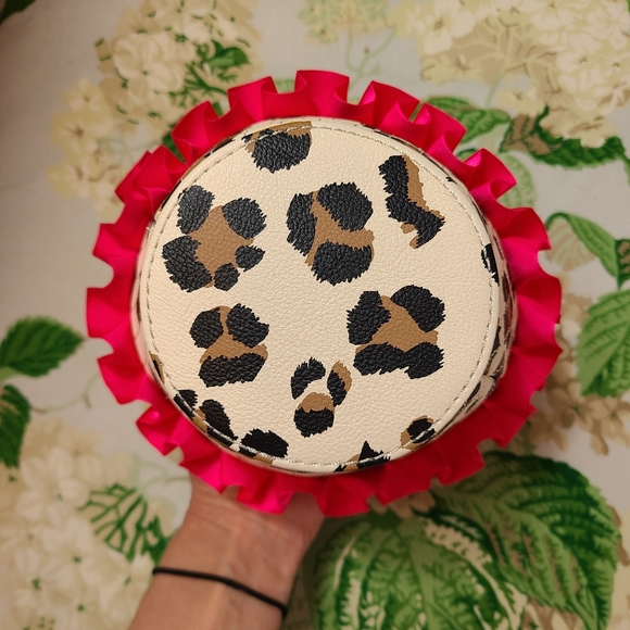 ๐ง Hold my CUPCAKE & watch THiS! Betsey Johnson kitsch kawaii cute clutch purse! - Picture 4 of 16